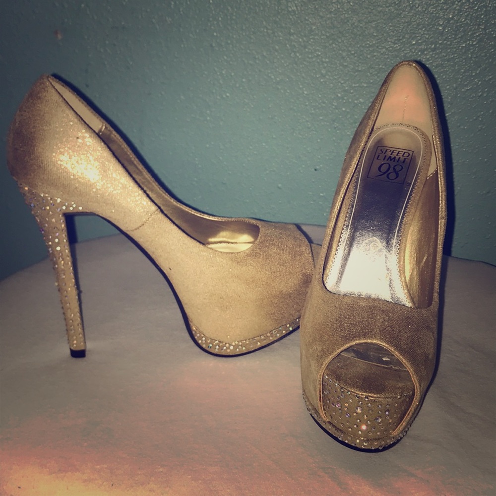 Gold pumps NEVER BEEN WORN.
